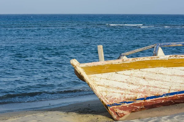 Velho Barco Madeira Colorido Praia Com Mar Azul Vista Detalhe — Fotografia de Stock