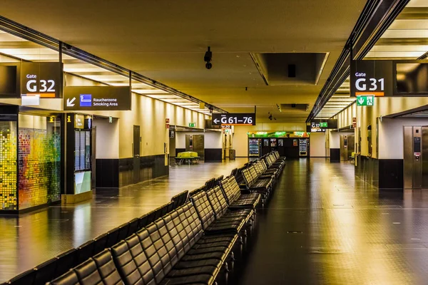 Освітлений Зал Багатьма Сидіннями Вранці Аеропорту Відпустки — стокове фото