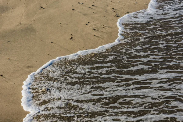 Mısırda Kumlu Bir Plajı Olan Denizden Gelen Beyaz Köpük — Stok fotoğraf