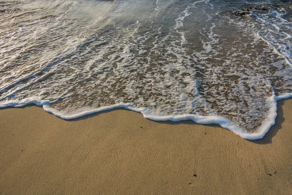 Ondas Com Espuma Branca Areia Fina Praia Durante Nascer Sol — Fotografia de Stock