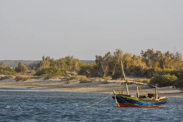 エジプトの青い海とビーチにある青と赤の古い木のボート詳細ビュー — ストック写真