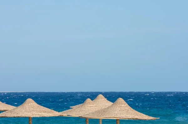 Muchos Sombrillas Con Caña Playa Mar Azul Egipto — Foto de Stock