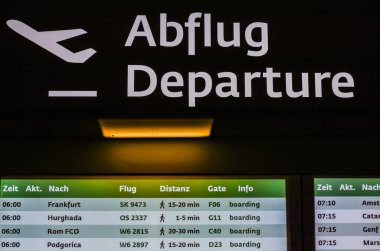 Tatilde havaalanındaki farklı uçuşlar için birçok bilgilendirme ile kalkış için imza atın.