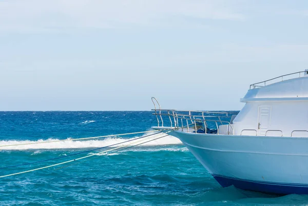 Mısırda Denizden Gelen Mavi Sudaki Beyaz Bir Tekneden — Stok fotoğraf