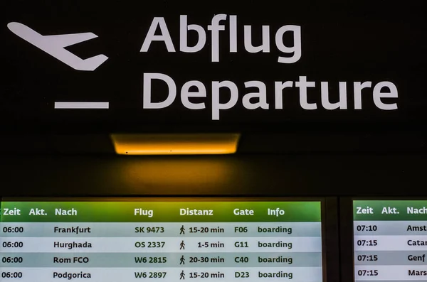 Signo Salida Con Muchas Informaciones Para Los Diferentes Vuelos Aeropuerto — Foto de Stock