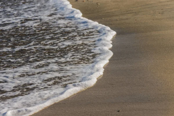 美丽的海浪 白色的泡沫在海滩上 在埃及度假 — 图库照片