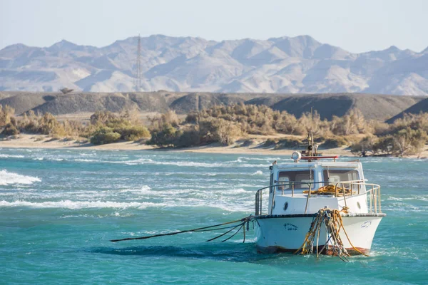 Mała Biała Łódka Wieloma Linami Morzu Górami Pustyni Egipcie — Zdjęcie stockowe