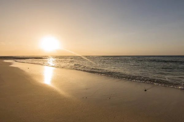 美丽的日出在潮湿的沙滩 海浪在海面上在埃及 — 图库照片
