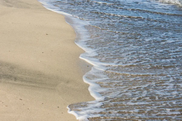 Köpüklü Yarım Mısır Kumlu Bir Plaj — Stok fotoğraf