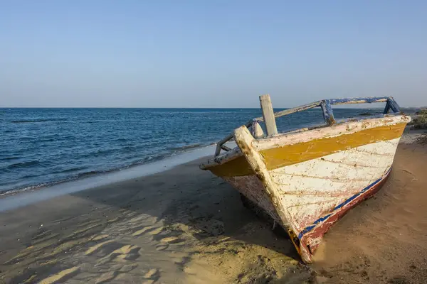 Velho Barco Madeira Colorido Praia Com Mar Azul Egito — Fotografia de Stock