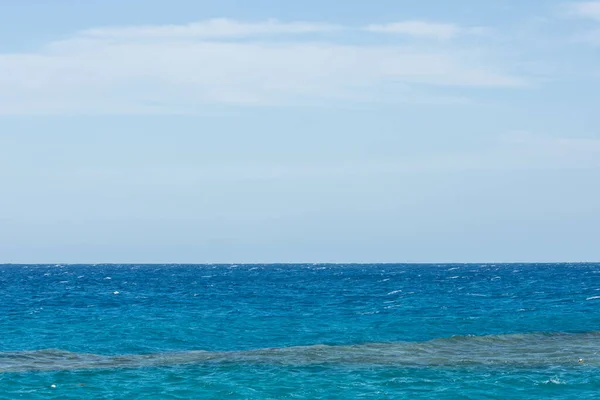 Increíble Agua Azul Del Mar Con Cielo Azul Egipto Imagen de archivo