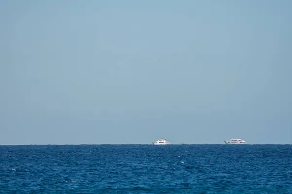 Dos Barcos Blancos Agua Azul Con Cielo Azul Egipto Vacaciones — Foto de Stock