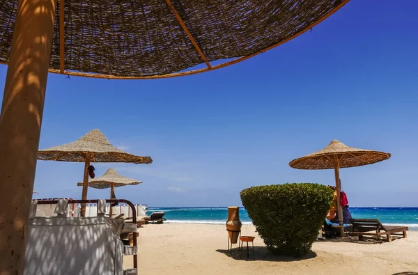 Прекрасное Голубое Небо Песчаный Пляж Зонтиками Шезлонгами Моря — стоковое фото