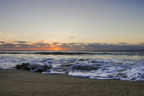 Wellen Mit Weißem Schaum Einem Sandstrand Bei Sonnenaufgang Und Wolken — Stockfoto