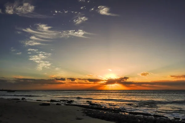 Изумительный Сияющий Теплый Восход Солнца Мягкими Перистыми Облаками Голубом Небе — стоковое фото