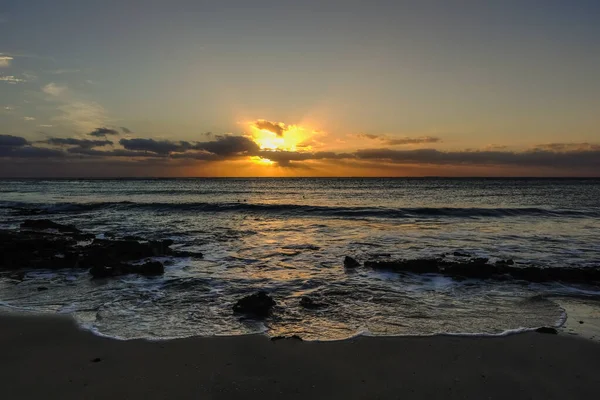 Erstaunlicher Strahlender Sonnenaufgang Mit Wolken Und Wellen Strand Während Des — Stockfoto