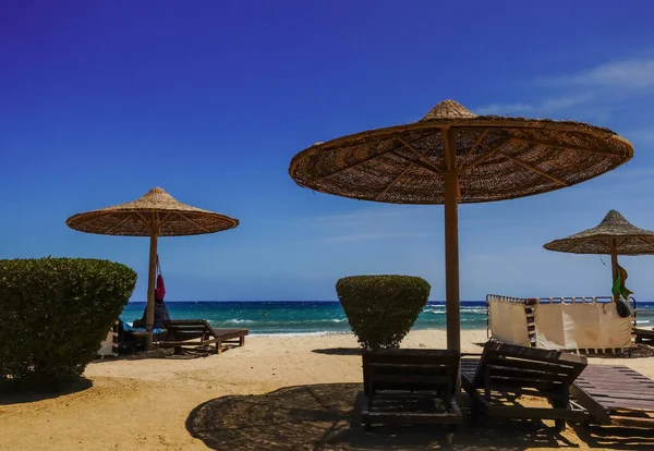 Wspaniałe Miejsce Plaży Parasolem Ciemnoniebieskim Niebem Egipcie — Zdjęcie stockowe