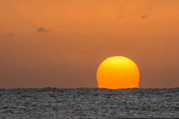 Incrível Nascer Sol Com Sol Laranja Distorcido Horizonte Partir Mar — Fotografia de Stock