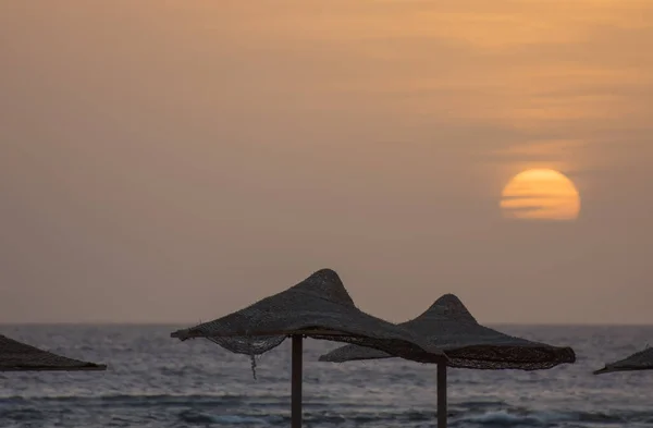 日出日落 带着雨伞在红海渡假 — 图库照片