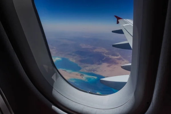 Vista Através Janela Avião Durante Voo Sobre Deserto Com Mar — Fotografia de Stock