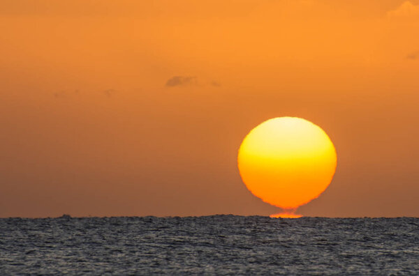 волшебный восход солнца с горящим и рваным оранжевым солнцем на горизонте от Красного моря в Египте большой вид
