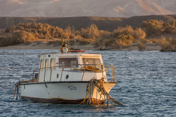 Pequeño Viejo Barco Blanco Con Muchas Cuerdas Playa Egipto —  Fotos de Stock