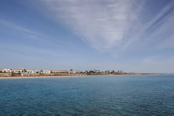 度假时带着白色的建筑物和棕榈树在红海埃及的迷人的度假胜地 — 图库照片