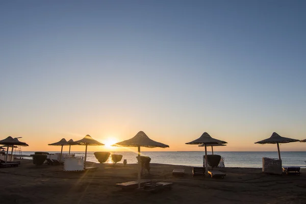 Λαμπερός Ήλιος Και Μπλε Ουρανός Πρωί Στην Παραλία Για Διακοπές — Φωτογραφία Αρχείου
