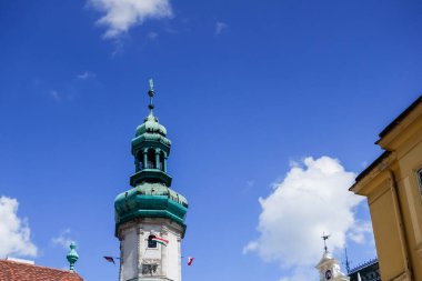 Sopron Hungary 'de mavi gökyüzü olan bir kiliseden muhteşem bir kule.