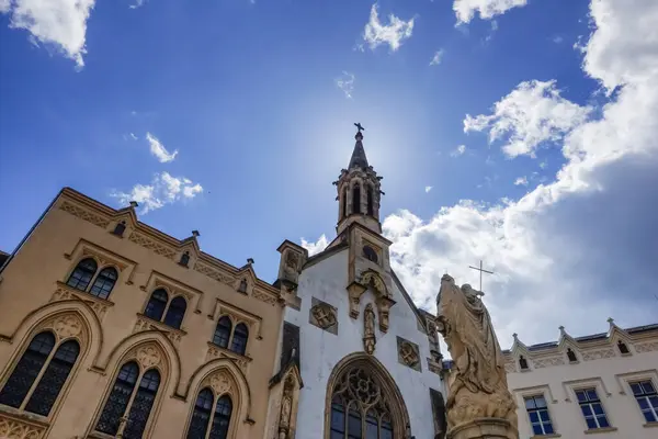 Gammal Katedral Med Ett Högt Upplyst Torn Från Solen Med — Stockfoto