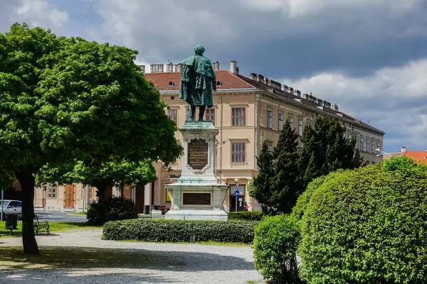 Högt Monument Med Grön Figur Plats Med Park Sopron Hungriga — Stockfoto