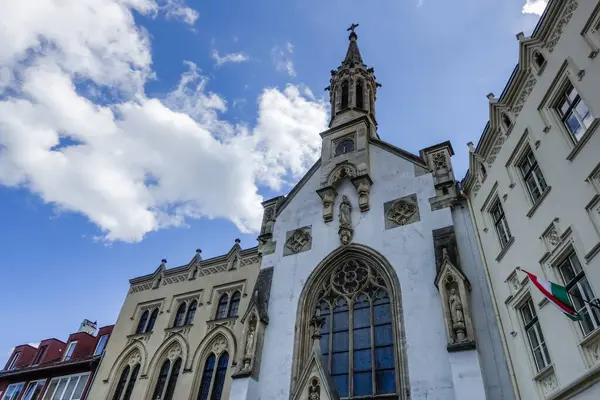 窓がたくさんある大聖堂とハンガリーの青い空の高い塔 — ストック写真