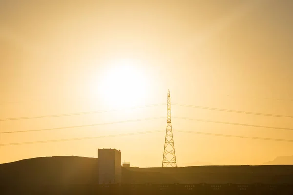 Jasné Zářící Slunce Oranžové Obloze Při Západu Slunce Elektrický Sloup — Stock fotografie