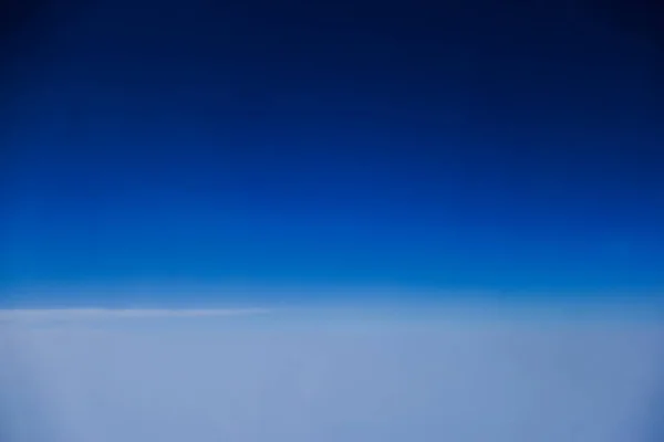 Névoa Branca Densa Sob Céu Azul Muito Profundo Durante Voo — Fotografia de Stock