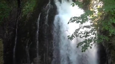 Yüksek şelale, yukarıdan Salzburg Avusturya manzarasının derinliklerine düşüyor.