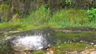 Duvarlardan süzülen temiz soğuk su damlaları Rinnende Mauer adında.