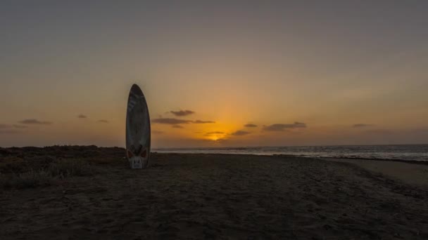 Zeitraffer Bei Sonnenaufgang Mit Einem Surfbrett Sand Strand — Stockvideo