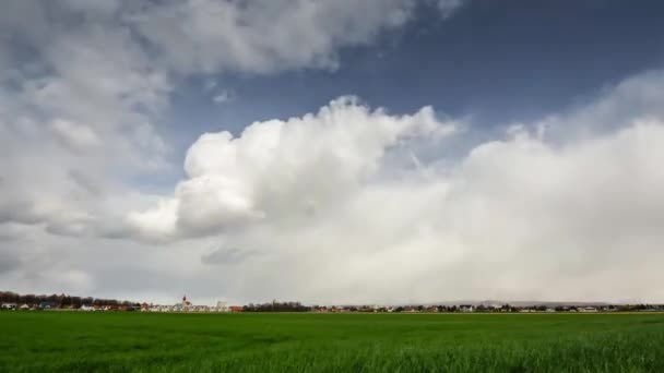 濃い嵐と雨の中谷と緑の畑の教会とのタイムラプス — ストック動画