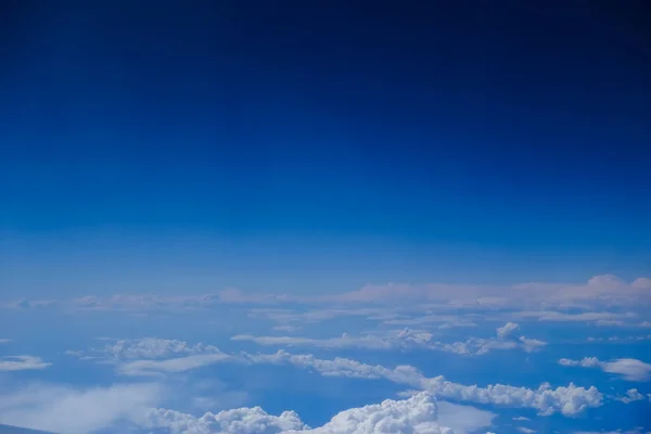 Υπέροχα Λευκά Σύννεφα Κάτω Από Ένα Βαθύ Μπλε Ουρανό Κατά — Φωτογραφία Αρχείου