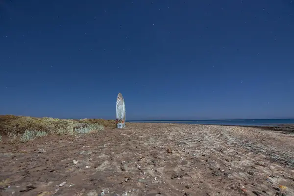 Vecchia Tavola Windsurf Sulla Spiaggia Sabbiosa Blu Notte Stellata Vacanza — Foto Stock