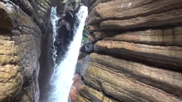 Pequena Cachoeira Desfiladeiro Vermelho Com Camadas Rochas Salzburgo Vídeo De Stock