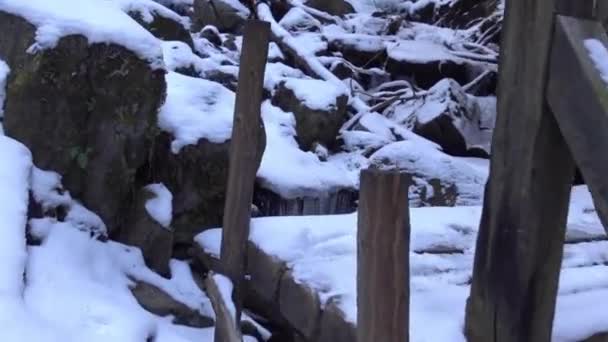 Wandelen Naar Een Houten Brug Met Een Verbazingwekkende Bevroren Waterval — Stockvideo