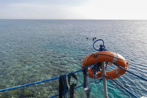 エジプトの紅海で素晴らしいサンゴ礁を持つ桟橋のライフベルト — ストック写真