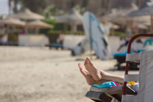 Mujer Pies Durante Mentira Sol Una Tumbona Playa Vacaciones Egyp —  Fotos de Stock