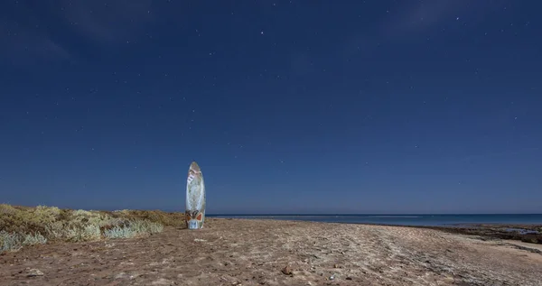 Vecchia Tavola Windsurf Sulla Spiaggia Sabbiosa Blu Notte Stellata Vacanza — Foto Stock