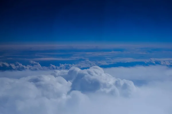 暑假飞行时 蓝天上乌云密布 令人惊奇 — 图库照片