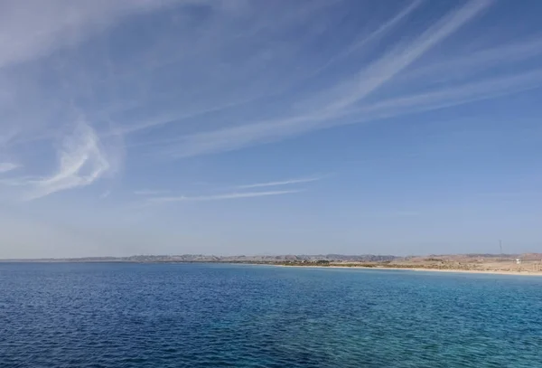 Niesamowity Szeroki Widok Plażę Błękitne Morze Miękkie Chmury Błękitnym Niebie — Zdjęcie stockowe