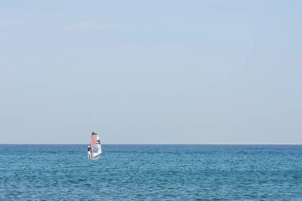 Solo Windsurfista Agua Azul Cielo Azul Vacaciones Egipto —  Fotos de Stock