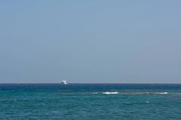 Fehér Hajó Láthatáron Kék Tenger Kék Egyiptomban — Stock Fotó