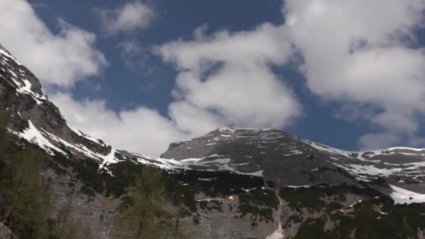 Cadre Gelé Une Montagne Rocheuse Enneigée Avec Des Nuages Blancs — Video